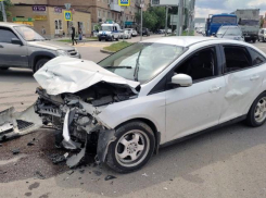 Два авто столкнулись на перекрестке в Волгограде: авария попала на видео