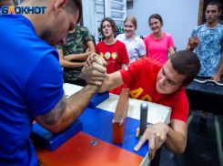 В Волжском выбрали лучшего спортсмена по армрестлингу