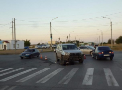 Водитель в возрасте покалечил 18-летнего парня, проскочив на красный свет в Волжском