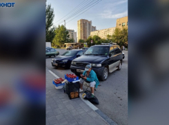 «Ты что, самый умный»: Волжане переживают за бабушек торгующих на проезжей части