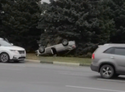 Легковушка перевернулась на крышу в центре Волжского: видео