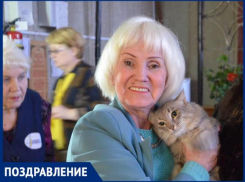Коллеги поздравляют обаятельную сотрудницу с юбилеем