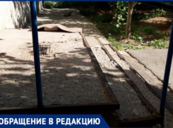 Разбитое крыльцо и поломанные ноги пенсионеров: о связи 2 понятий рассказали жители Волжского