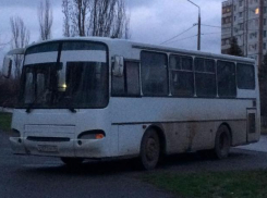 Водитель автобуса облюбовал в качестве стоянки парк в Волжском