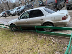 «Пьяный водитель снес забор в Волжском»: местные сделали фото и вызвали ГАИ