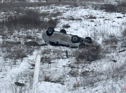 В Волгоградской области мужчина погиб в перевернувшемся авто