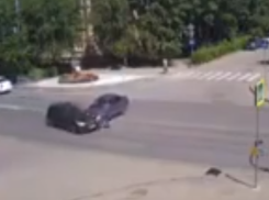 Волжанил протаранил автомобиль волонтеров