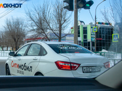 «В такси - только наличными»: в Волжском таксисты начали отказываться от онлайн-оплаты
