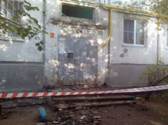 В Волгограде бетонный козырек подъезда обрушился на трех девочек
