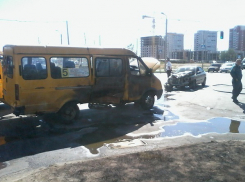 В Волжском в результате ДТП загорелась маршрутка 