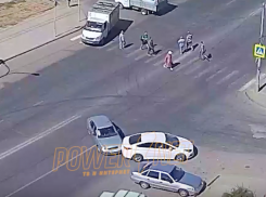 Странные автомобилисты поцеловались на пустом перекрестке в Волжском