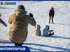 Металлические штыри, столбы и трубы: обзор ледовых горок в Волжском