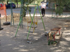 Детскую площадку деградации попросили отремонтировать в Волжском