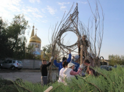 В Волжском сухостой пытаются превратить в произведения искусства