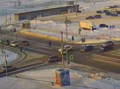 Отбросило на пешеходную зону: ДТП на перекрестке в Волжском