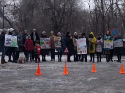 Волжане выступили против парковки автомобилей на детской площадке