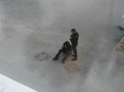 Упала на землю и молила не трогать: драка мужчины и женщины попала на видео в Волжском