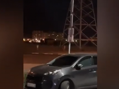 Пьяный мужчина гнался по улице за девушками в Волжском