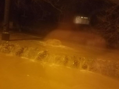 Волжане стали свидетелями фонтана мутной воды из земли