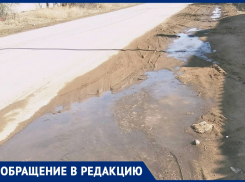 «Грязь и лужи кругом»: жители острова Зеленый ждут обещанный тротуар