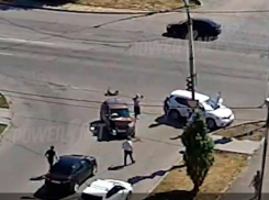 Появилось видео ДТП с пострадавшими напротив аквапарка в Волжском