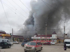Все в огне и черном дыме: в Волгограде горит Качинский рынок