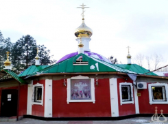 На храме Новомучеников в Волжском установили крест