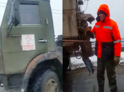 Дорожные службы без заморочек: покрытие через Волжскую ГЭС снова латали в сырость