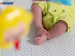 В Волжском молодая мать морила голодом и оставляла детей умирать в грязи