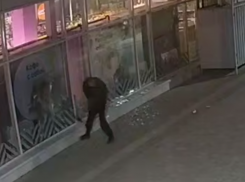 В Волжском полиция ищет вандалов, сломавших витрину магазина и разрисовавших отделение политической партии
