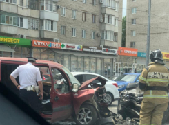 Иномарки врезались друг в друга в Волгограде: серьезное ДТП не обошлось без пострадавших 