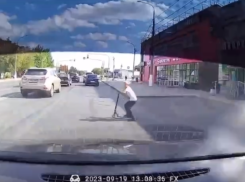 Ребенок на самокате выскочил под колеса авто в Волжском: видео