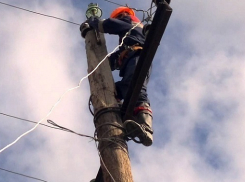 Под Волгоградом 57-летний электрик сорвался со столба и погиб