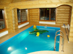 Ребенок едва не утонул в бане Волжского, пока родители пили пиво