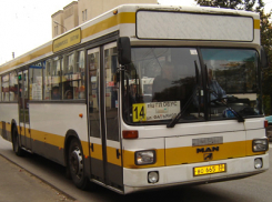 Волжанка сломала ногу и заработала сотрясение, упав в автобусе