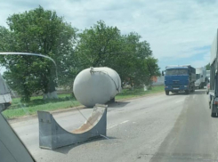 Цистерна упала на дорогу в Краснослободск и загородила путь: видео очевидцев