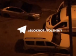 В Волжском водитель блокирует проезд скорой помощи: цинизм в 28-м микрорайоне