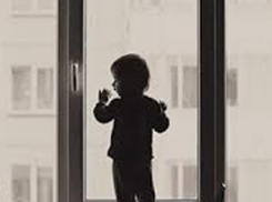 3-летний малыш выпал из окна второго этажа под Волгоградом