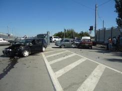 В тройном ДТП у танцующего моста пострадал 61-летний водитель «семерки»