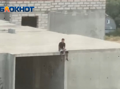 Свесил ноги с края крыши: пугающие видео с недостроя в Волжском