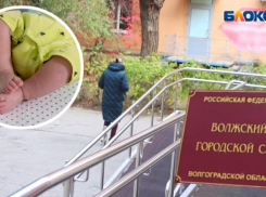 Первый суд по делу об убийстве новорожденного родной мамой прошел в Волжском: видео