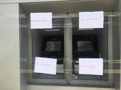 Ограбление века: мужчина разбил банкомат и получил травму головы в Волжском