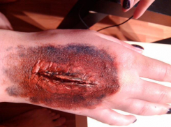 Как сделать простой грим к Хэллоуину с помощью пластилина, пудры и красок