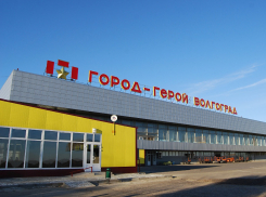 В аэропорту Волгограда автопогрузчик протаранил пассажирский лайнер 