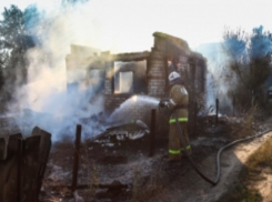 Деревянный дом сгорел ночью в Среднеахтубинском районе