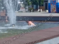 В Волжском мужчина принимал ванну в фонтане 