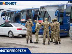 В форме и балаклавах: как силовиками изъяли имущество «Диана-Тур» в Волжском