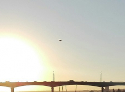 Есть контакт: в Камышине над Бородинским мостом засняли НЛО