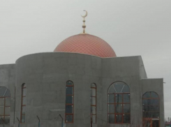 Установили полумесяц на минарете: в Волжском строят одну из самых больших мечетей в ЮФО