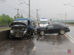 В Волжском на мосту ГЭС Mazda столкнулась с маршруткой 